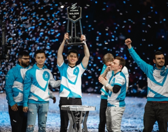 成都电竞战队迎来77岁老将 引发社会热议